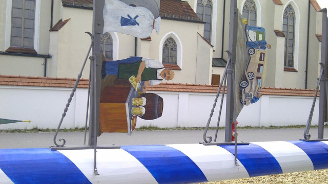 Hohenlinden: Maibaum noch liegend, kurz vor dem Aufstellen, vor der Hohenlindner Kirche